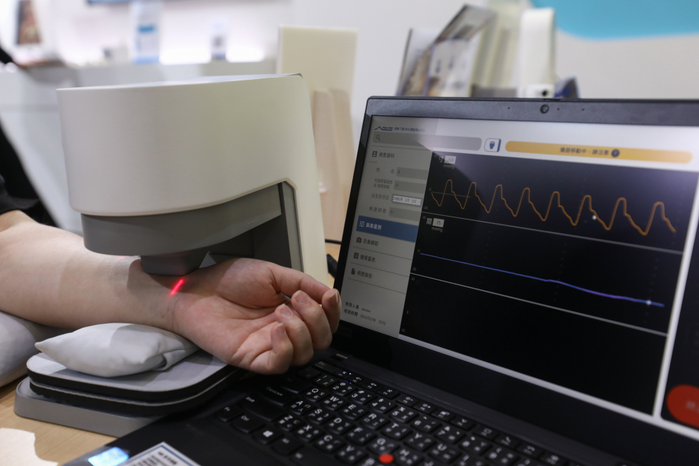 赢博耘康脈象檢測系統透過電腦精準控制升降系統，還原中醫師三指把脈過程的舉、按、尋手法，將脈象感受轉化成數據，未來可結合大數據分析，實現智慧醫療及準確性